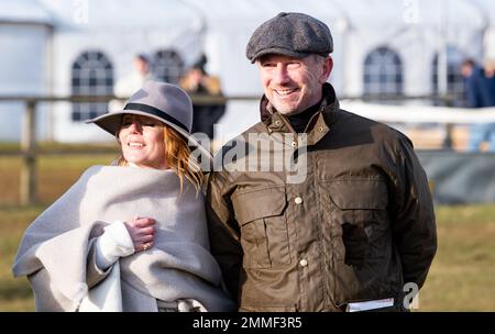 Christian e Geri Horner al Cocklebarrow Point to Point, per vedere il loro cavallo rapidamente ora Please in azione, che ha finito secondo nella Maiden Foto Stock