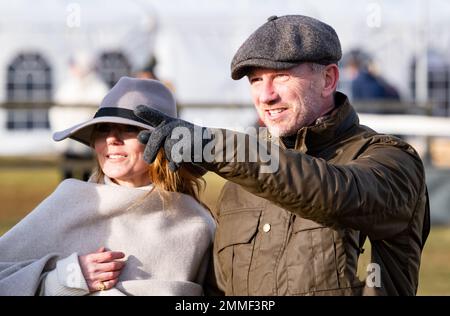 Christian e Geri Horner al Cocklebarrow Point to Point, per vedere il loro cavallo rapidamente ora Please in azione, che ha finito secondo nella Maiden Foto Stock