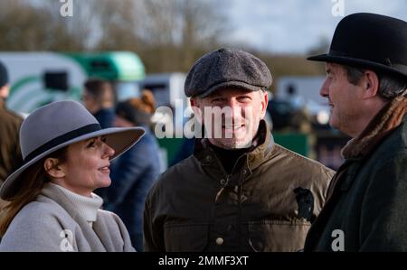 Christian e Geri Horner al Cocklebarrow Point to Point, per vedere il loro cavallo rapidamente ora Please in azione, che ha finito secondo nella Maiden Foto Stock