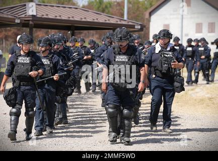 I soldati nazionali dell'esercito dell'Arkansas della 216th Military Police Company insieme alle forze di sicurezza della Guardia nazionale aerea dell'Arkansas e alla polizia di stato dell'Arkansas svolgono un addestramento civile contro le perturbazioni. Foto Stock