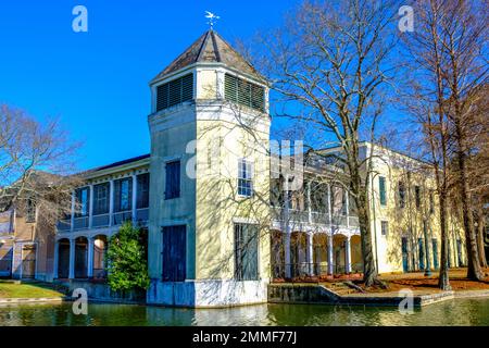 NEW ORLEANS, LA, USA - 28 GENNAIO 2023: Edifici storici sulla laguna nel Louis Armstrong Park Foto Stock