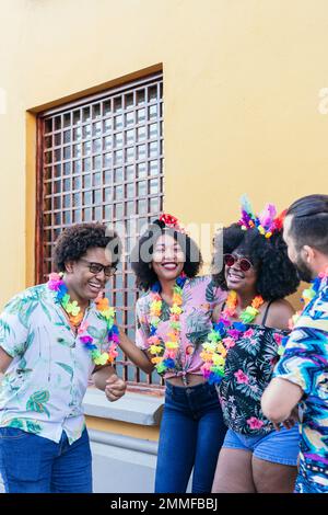 Gruppo di persone che si godono il carnevale a Barranquilla, Colombia. Amici che ridono all'aperto in costume. Foto Stock