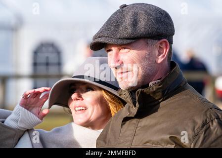 Christian e Geri Horner al Cocklebarrow Point to Point, per vedere il loro cavallo rapidamente ora Please in azione, che ha finito secondo nella Maiden Foto Stock