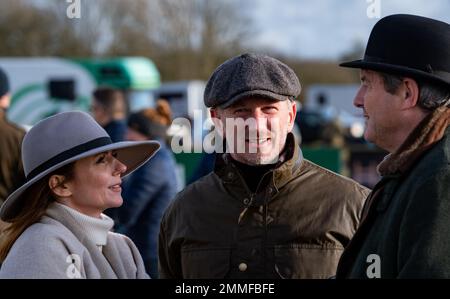 Christian e Geri Horner al Cocklebarrow Point to Point, per vedere il loro cavallo rapidamente ora Please in azione, che ha finito secondo nella Maiden Foto Stock