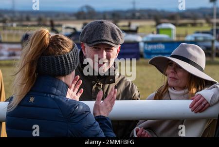 Christian e Geri Horner al Cocklebarrow Point to Point, per vedere il loro cavallo rapidamente ora Please in azione, che ha finito secondo nella Maiden Foto Stock