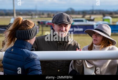 Christian e Geri Horner al Cocklebarrow Point to Point, per vedere il loro cavallo rapidamente ora Please in azione, che ha finito secondo nella Maiden Foto Stock