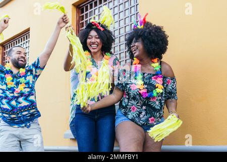 Gruppo di amici che ballano nel carnevale di strada Barranquilla Foto Stock