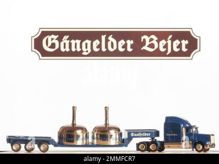 In questa foto, un modello di un camion della birra con una scritta Gangelder sullo sfondo del logo aziendale sullo schermo del monitor. Regio Foto Stock