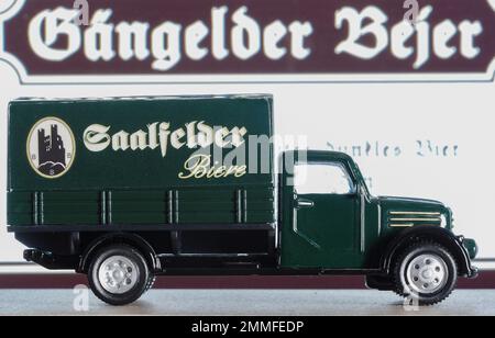 Garham, Baviera, Germania - 27 gennaio 2023: In questa foto illustrazione, un modello di un camion della birra con un'iscrizione Gaenlielder bier sul retro Foto Stock