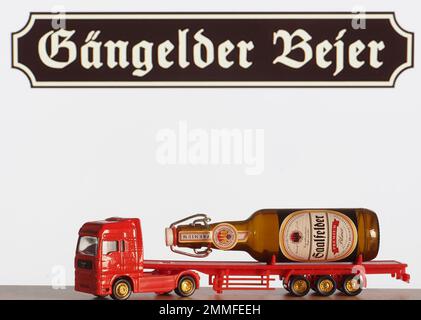 Garham, Baviera, Germania - 27 gennaio 2023: In questa foto illustrazione, un modello di un camion della birra con un'iscrizione Gaenlielder bier sul retro Foto Stock