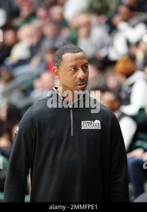 28 gennaio 2023: Il capo allenatore del Montana Travis DeCuire batte i margini durante la partita di pallacanestro NCAA tra i Portland state Vikings e il Montana Grizzlies allo Stott Center, Portland, R. Larry C. Lawson/CSM (Cal Sport Media via AP Images) Foto Stock