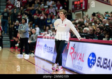 Bloomington, Stati Uniti. 29th Jan, 2023. L'allenatore dell'Indiana Teri Moren si prepara contro i Rutgers durante una partita di pallacanestro femminile dell'NCAA alla Simon Skjodt Assembly Hall di Bloomington. L'Indiana batte i Rutgers 91-68. Credit: SOPA Images Limited/Alamy Live News Foto Stock