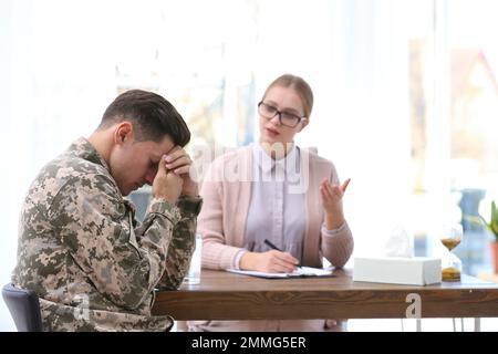 Psicoterapeuta che lavora con ufficiale militare in carica Foto Stock