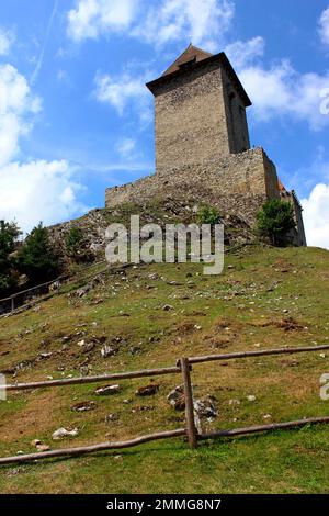 La torre del castello di Kašperk nella Repubblica Ceca, in una giornata estiva Foto Stock