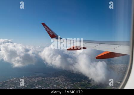 Viaggi in aereo con le compagnie aeree easyjet. Ali di aeroplano. Aerei Airbus da easyjet compagnia di viaggio. Airbus sopra le nuvole, hollydays. Foto Stock