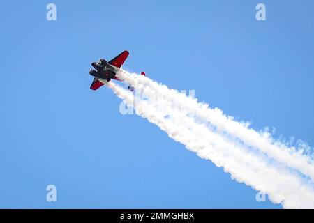 VIRGINIA BEACH, Virginia (17 settembre 2022) Matt Youngin, un pilota di aerei aerobici, vola un Twin Beech 18 durante il Naval Air Station (NAS) Oceana Air Show 2022. Il tema del NAS Oceana Air Show è stato "Back to the Beach", in quanto sono passati due anni dall'ultima esibizione. Foto Stock