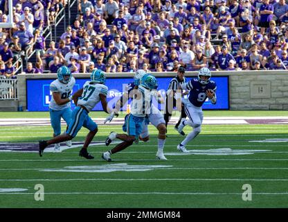 Adrian Martinez, il quartback calcistico della Kansas state University, si rimproverò a margine durante una partita contro la Tulane Green Wave al Bill Snyder Family Stadium di Manhattan, Kansas, 17 settembre 2022. La Kansas state University ha ospitato l'annuale Fort Riley Day a sostegno della 1st° divisione fanteria. Foto Stock