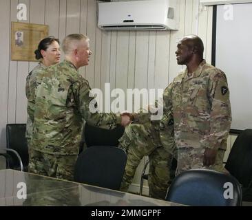 Patrick D. Frank, comandante generale dell'esercito statunitense centrale (centro), accompagnato dal sig. Erika A. Besser, comandante del battaglione di supporto dell'aviazione 449th, assegnato come "Task Force Dark Horse" a 36th Battle Aviation Brigade, riceve i saluti dal sig. John H. Hope, Ufficiale esecutivo della Task Force Dark Horse (a destra), presso la Ragsdale Hall di Camp Buehring, Kuwait, 17 settembre 2022. La CABINA 36th, mobilitata come Task Force Mustang, viene dispiegata a sostegno della missione combinata Joint Task Force – Operation Incented Resolve per consigliare, assistere e consentire alle forze partner di essere presenti nel lungo tempo Foto Stock