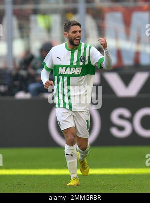 Milano, Italia. 29th Jan, 2023. Domenico Berardi di Sassuolo festeggia il suo gol durante una serie A di incontri di calcio tra AC Milan e Sassuolo a Milano il 29 gennaio 2023. Credit: Str/Xinhua/Alamy Live News Foto Stock