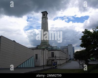 La torre dell'orologio del Civic Centre dal SeaCity Museum, Southampton, Inghilterra, Regno Unito. La storia della tragedia del RMS Titanic Foto Stock