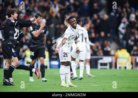 Madrid, Spagna. 29th Jan, 2023. Vinicius Junior (fronte R) del Real Madrid reagisce durante una partita di calcio spagnola la Liga tra il Real Madrid e la Real Sociedad a Madrid, Spagna, 29 gennaio 2023. Credit: Gustavo Valiente/Xinhua/Alamy Live News Foto Stock