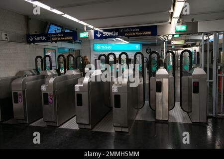 Metropolitana di Parigi mezzi pubblici. Porte del sistema di convalida dei biglietti della metropolitana a Parigi. Stazioni della metropolitana di Parigi. Metropolitana mezzi pubblici. Foto Stock