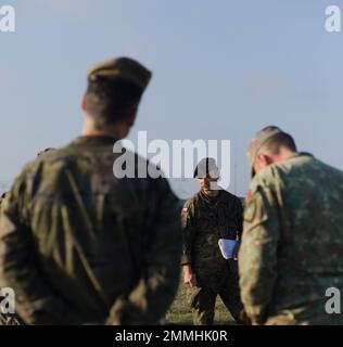 Un soldato polacco, assegnato al contingente militare polacco, partecipa a una prova di esercizio di concept drill durante Exercise Justice Eagle, presso la Smardan Training Area, Romania, il 18 settembre 2022. Come parte della 101st Divisione Airborne (Air Assault); 1st battaglione, 8th reggimento di fanteria, continua a rafforzare il fianco orientale della NATO e a impegnarsi in esercitazioni multinazionali come Justice Eagle con alleati e partner in tutto il continente europeo per rassicurare gli alleati della nostra Nazione. Foto Stock