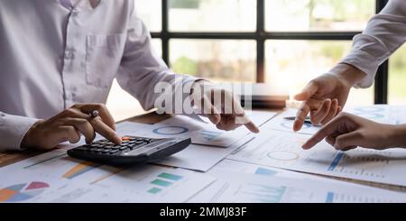 Discussioni economiche di affari, team di affari che analizza grafici di reddito e grafici per pianificare il concetto di marketing con l'uso di computer portatile e calcolatrice Foto Stock