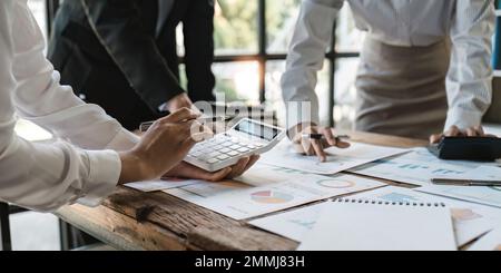 Discussioni economiche di affari, team di affari che analizza grafici di reddito e grafici per pianificare il concetto di marketing con l'uso di computer portatile e calcolatrice Foto Stock