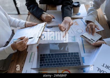 Il reparto finanziario o contabile del team aziendale che lavora con una calcolatrice per calcolare il report di riepilogo dei dati aziendali, il documento contabile e il computer portatile all'indirizzo Foto Stock