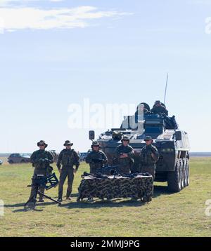 I soldati polacchi, assegnati al contingente militare polacco, si trovano dietro i loro sistemi di armi come parte di una mostra statica durante Exercise Justice Eagle, presso la Smardan Training Area, in Romania, il 19 settembre 2022. Sotto il comando e il controllo della 101st Divisione Airborne (Air Assault); 1st battaglione, 8th reggimento di fanteria, continua a rafforzare il fianco orientale della NATO e a impegnarsi in esercitazioni multinazionali come Justice Eagle con alleati e partner in tutto il continente europeo per rassicurare gli alleati della nostra Nazione. Foto Stock