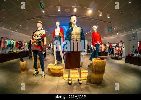 Negozio di abbigliamento in Plaza Singapore. E' un centro commerciale contemporaneo situato lungo Orchard Road, Singapore, vicino alla stazione MRT di Dhoby Ghaut. Foto Stock