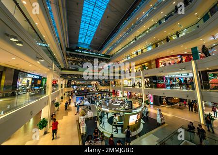 Plaza Singapura è un centro commerciale contemporaneo situato lungo Orchard Road, Singapore, vicino alla stazione MRT di Dhoby Ghaut. Foto Stock