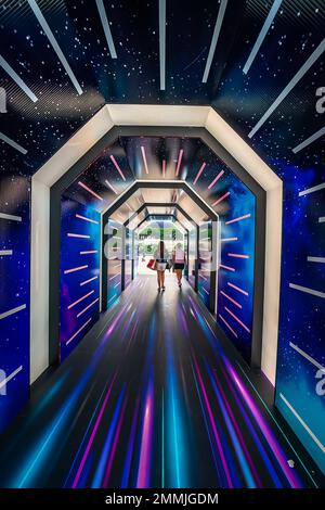 Viaggiando nello spazio attraverso il Ponte Bifrost in Plaza Singapore, Singapore Foto Stock