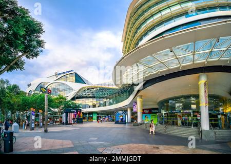 Plaza Singapura è un centro commerciale contemporaneo situato lungo Orchard Road, Singapore, vicino alla stazione MRT di Dhoby Ghaut. Foto Stock
