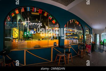 Harry's Restaurant in Plaza Singapore. E' un centro commerciale contemporaneo situato lungo Orchard Road, Singapore, vicino alla stazione MRT di Dhoby Ghaut. Foto Stock