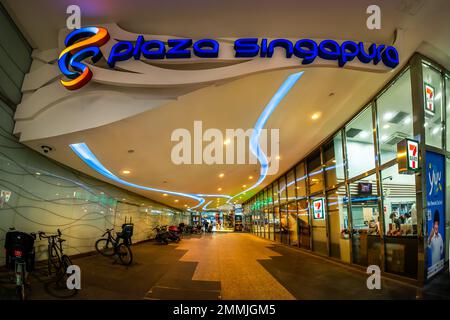 Plaza Singapura è un centro commerciale contemporaneo situato lungo Orchard Road, Singapore, vicino alla stazione MRT di Dhoby Ghaut. Foto Stock