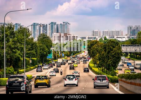 Viaggiando lungo la Central Expressway (CTE) verso Ang Mo Kio, Singapore. Foto Stock