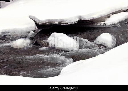 Il Clear Creek, innevato, scorre attraverso il Clear Creek Canyon al di fuori delle cime fino al Plains Trail, vicino a Golden, Colorado, Stati Uniti Foto Stock