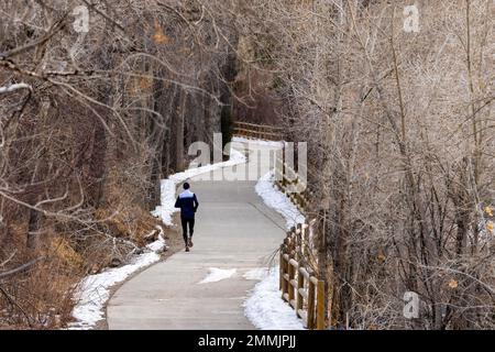 Runner sul Clear Creek Trail in inverno. Golden, Colorado, Stati Uniti Foto Stock