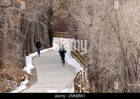 Corridori sul Clear Creek Trail in inverno. Golden, Colorado, Stati Uniti Foto Stock