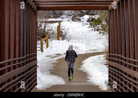 In inverno, percorre le cime fino al Plains Trail nel Clear Creek Canyon. Golden, Colorado, Stati Uniti Foto Stock