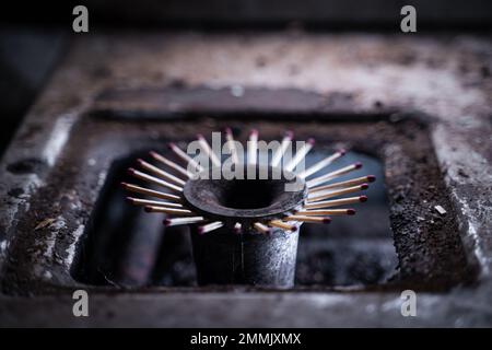 Fiammiferi di famiglia di legno bloccano il percorso per benzina nella stufa. Importazione di carburante blu. Scarsa qualità della vita in assenza di gas. Panico a t Foto Stock