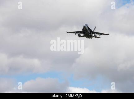 Un canadese CF-18 Hornet conduce un volo sopra durante un'esercitazione multinazionale combinata di fuoco vivo di armi come parte di Eagle 22 di giustizia il 20 settembre 2022, alla zona di addestramento di Smardan, Romania. Il nostro impegno a difendere il territorio della NATO è ironclad e continueremo a rafforzare la nostra posizione per difendere meglio i nostri alleati della NATO. (STATI UNITI Foto dell'esercito da parte del personale Sgt. Malcolm Cohens-Ashley, 2nd Brigade Combat Team Public Affairs.) Foto Stock