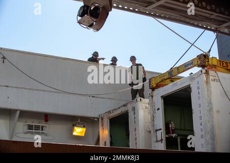 Corpo marino degli Stati Uniti Gunnery Sgt. Zachary Pipher (a sinistra), un tecnico della struttura mobile con Marine Aviation Logistics Squadron (MALS) 31, dirige una Marina per ispezionare le staffe di bloccaggio prima di rimuovere l'apparecchiatura avionica dalla nave di supporto militare Sealift Command Aviation-Logistics SS Wright (T-AVB 3) al porto di Morehead City, North Carolina, 20 settembre 2022. La nave militare di supporto aeronautica-logistica del comando di Sealift SS Wright (T-AVB 3) fornisce ai Marines degli Stati Uniti la capacità di condurre la manutenzione intermedia dell'aviazione a bordo della nave, che riduce il tempo richiesto per la manutenzione durin Foto Stock