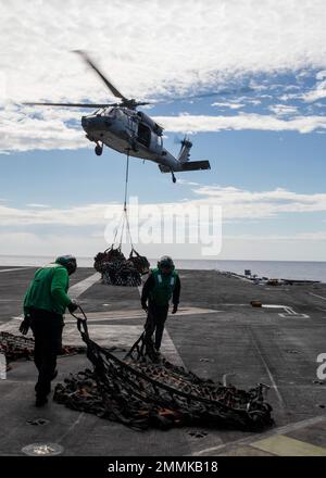 220920-N-ZG822-1336 MARE ADRIATICO (SETT. 20 2022) i marinai spostano le reti da carico come un elicottero MH-60s Nighthawk, attaccato a Helicopter Sea Combat Squadron (HSC) 5, sposta il carico dalla nave di supporto di combattimento veloce USNS Arctic (T-AOE 8) alla portaerei di classe Nimitz USS George H.W. Bush (CVN 77) durante un rifornimento in mare, 20 settembre 2022. Carrier Air Wing (CVW) 7 è la componente offensiva di Carrier Strike Group 10 e George H.W. Gruppo di riscontro supporto boccola (GHWBCSG). Gli squadroni del CVW-7 sono Strike Fighter Squadron (VFA) 86, VFA-103, VFA-136, VFA-143, Carrier ai Foto Stock