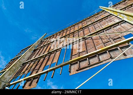 La parte posteriore di uno schermo di film in legno con le tavole mancanti in un drive-in abbandonato teatro Foto Stock