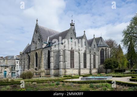 Particolare architettonico dell'edificio della Chiesa Collegiata di Saint-Ursler, situato a Binche, nella provincia belga dell'Hainaut. L'edificio in gran parte gotico Foto Stock
