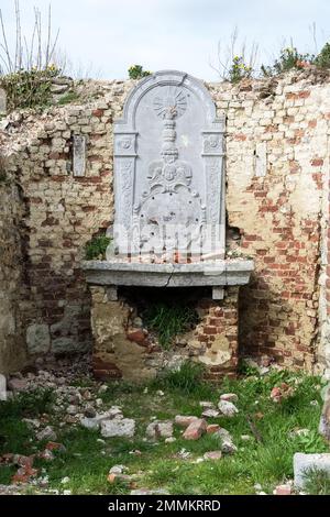 Particolare architettonico dell'edificio della Chiesa Collegiata di Saint-Ursler, situato a Binche, nella provincia belga dell'Hainaut. L'edificio in gran parte gotico Foto Stock