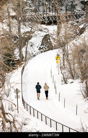 Corridori sulle cime al sentiero delle pianure nel Clear Creek Canyon - vicino a Golden, Colorado, Stati Uniti Foto Stock